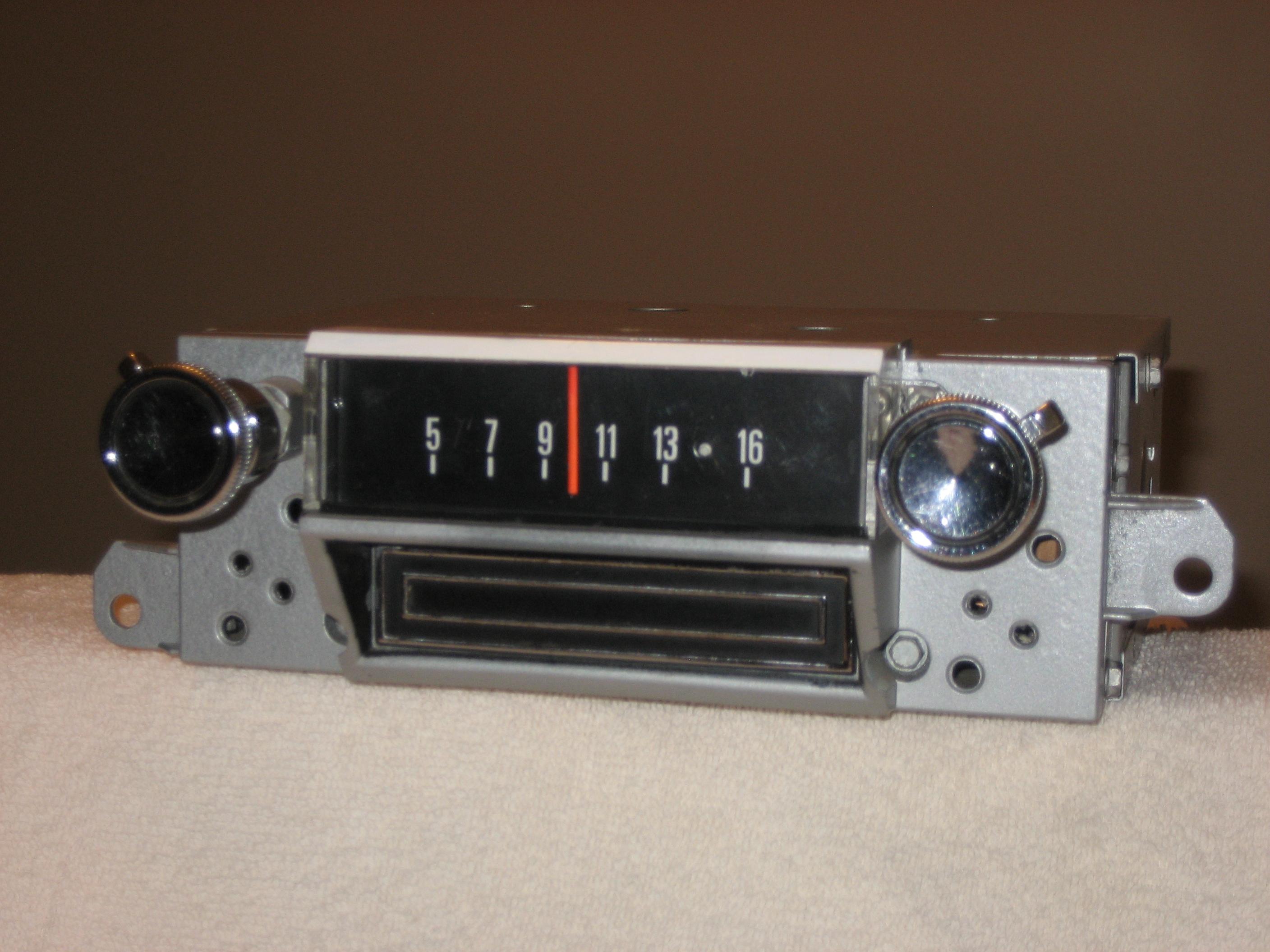 1967 FORD AM-FM 8 TRACK STEREO RADIO